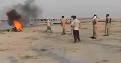 police-suspended-for-burning-tires-with-bodies-carried-in-the-ganga-river