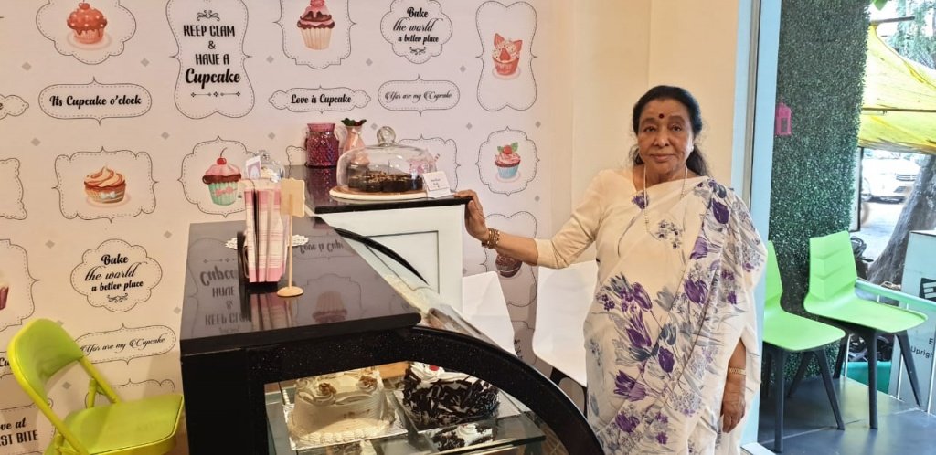 Asha Bhosle  visit Cupcake shop